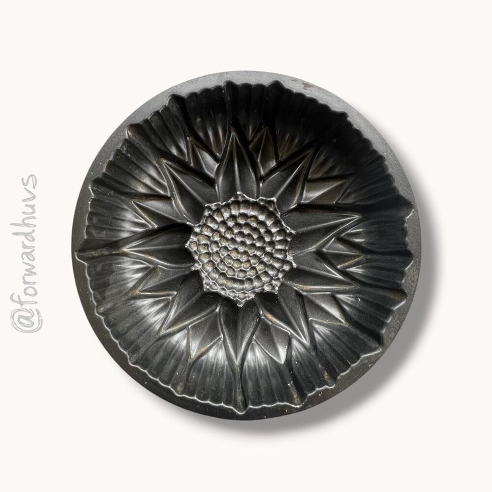 Nordic Ware Sunflower Bundt Cake Pan 10 Cup Cast Aluminum USA - Picture 2 of 8